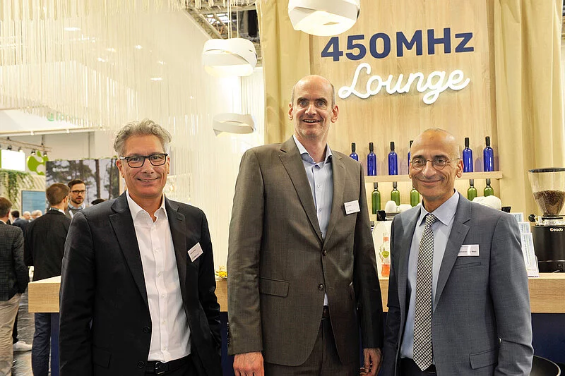 Personengruppe am Messestand 450MHz Lounge 