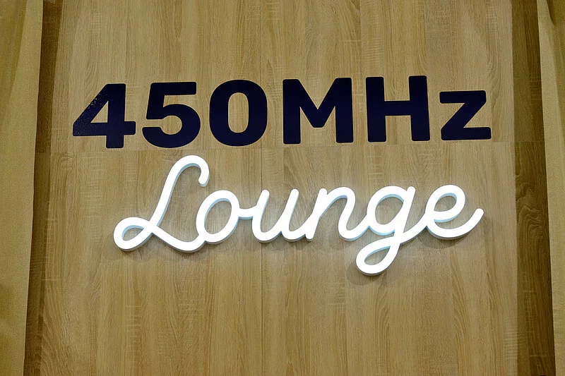 Schriftzug 450 MHz Lounge